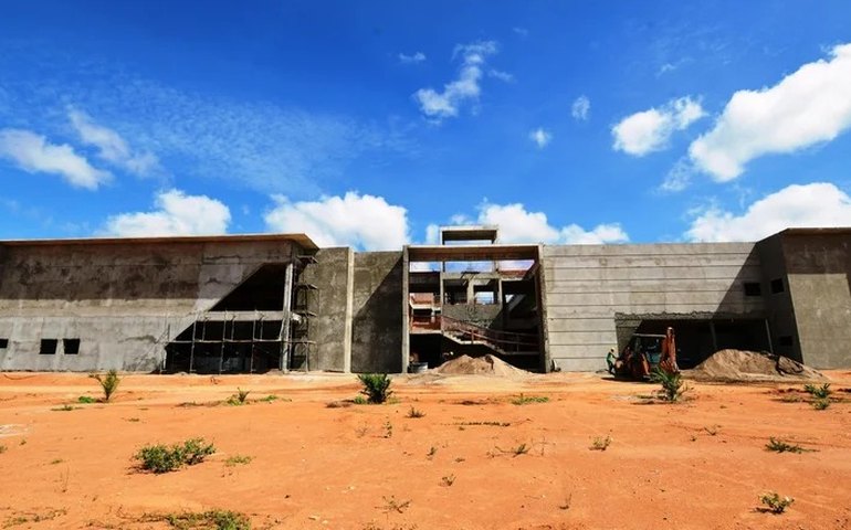 Secretário da Saúde visita obras do Hospital Regional do Médio Sertão e confirma conclusão para o mês de julho