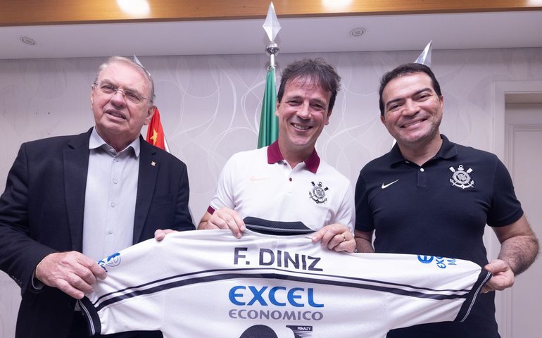 Fernando Diniz é anunciado como novo técnico do Corinthians