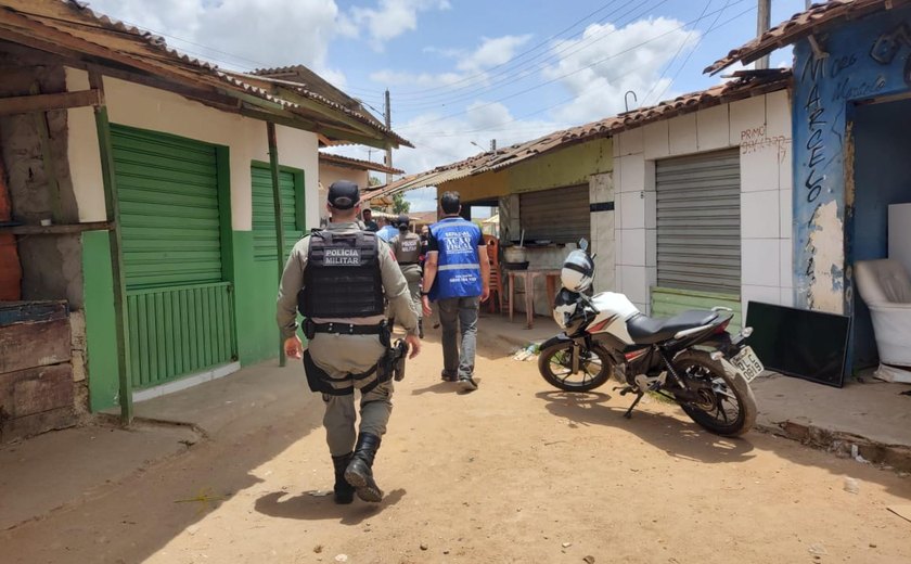 Operação Alerta Celular realiza fiscalização na Feira da Troca, em Arapiraca