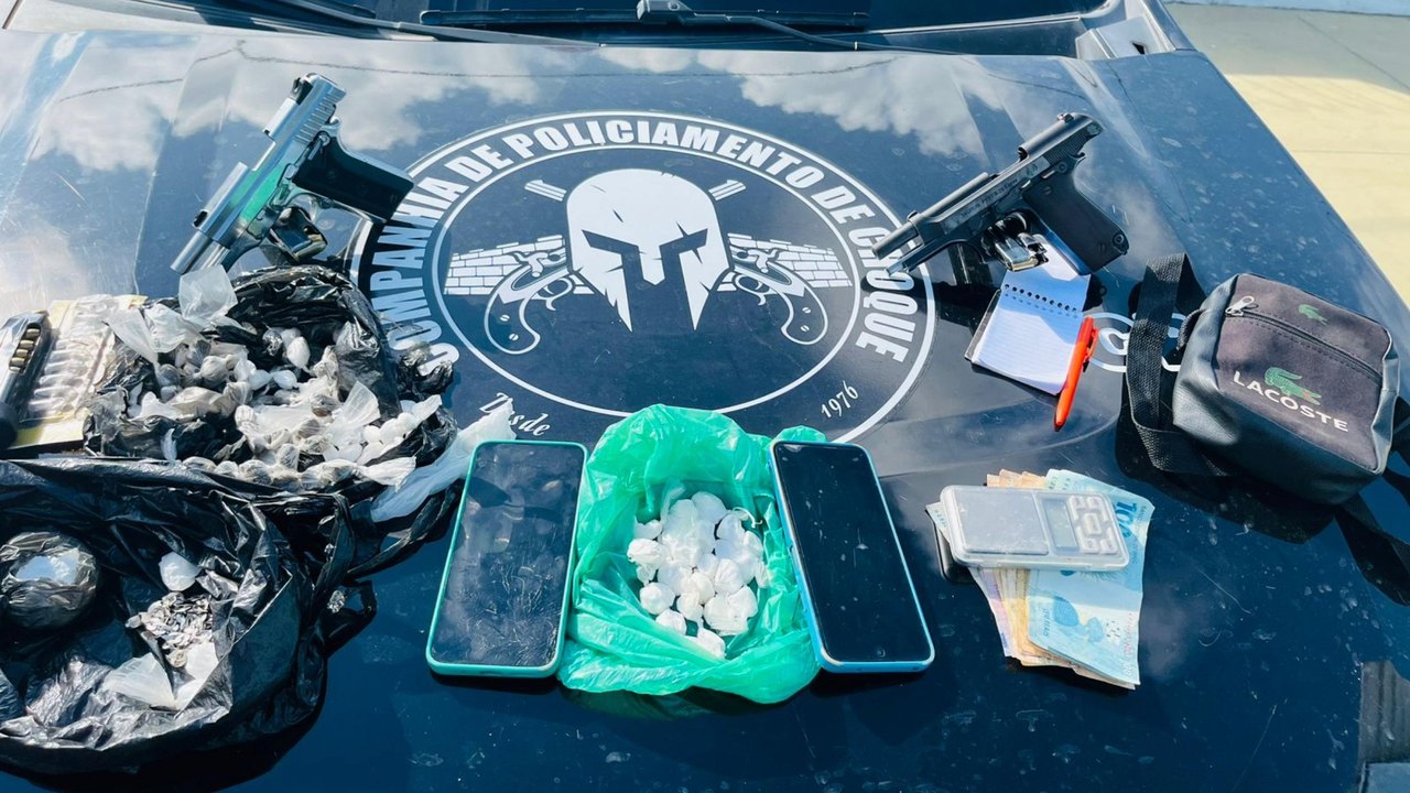 PM prende homem e apreende adolescente com armas e drogas no bairro Pescaria, em Maceió