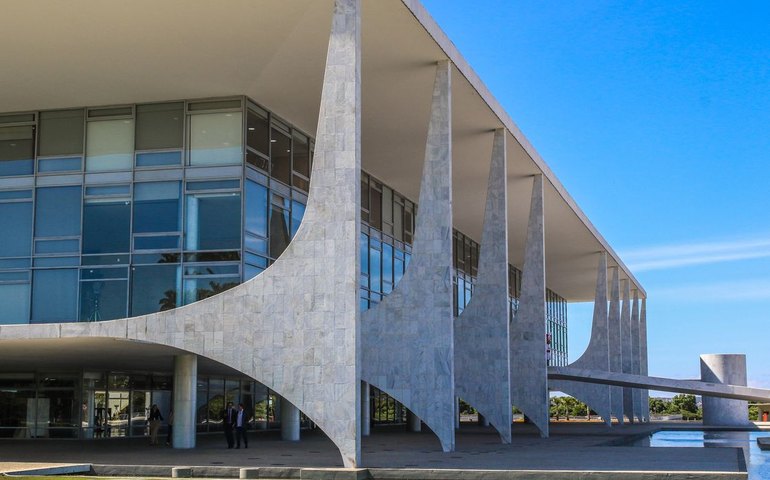 Homem tenta subir rampa do Palácio do Planalto duas vezes na madrugada