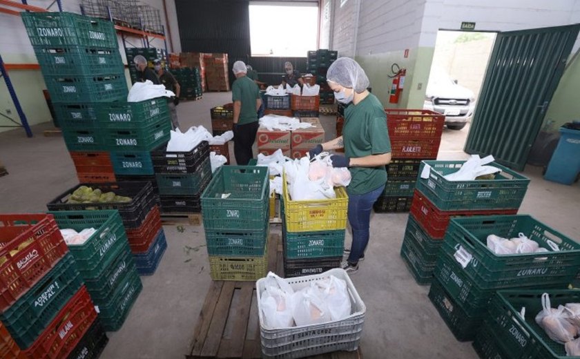 Bolsonaro sanciona lei que incentiva empresas a doarem alimentos excedentes para pessoas vulneráveis