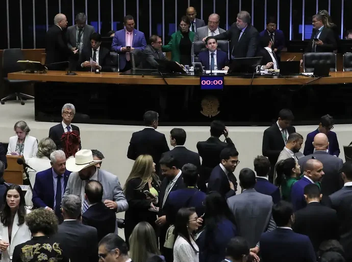 Câmara aprova texto que dificulta denúncia criminal contra parlamentar