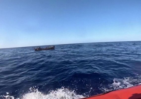 Quatro imigrantes são resgatados no Mediterrâneo; 41 podem ter morrido