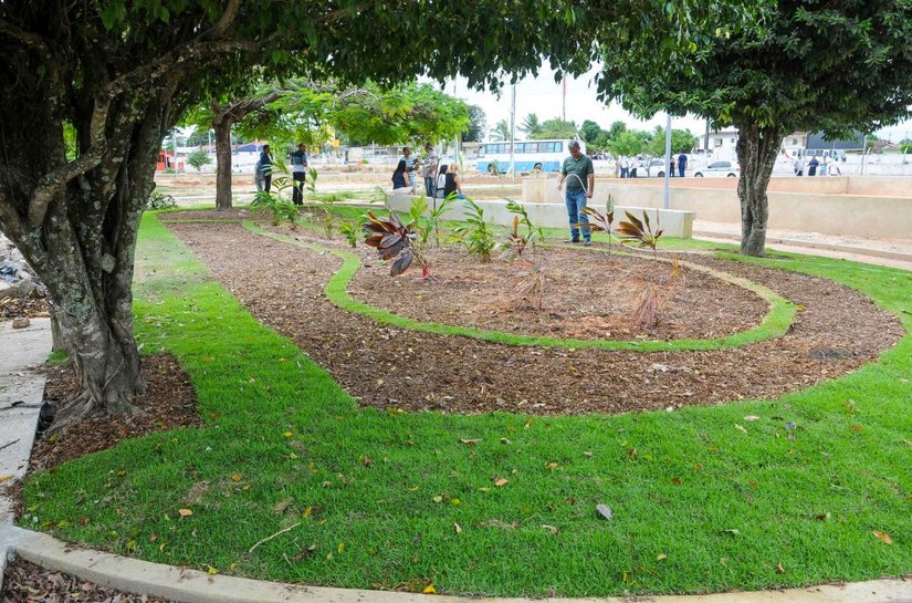 Prefeitura de Maceió estrutura praças no Cely Loureiro e Salvador Lyra
