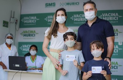 Ao imunizar filhos, Renan Filho pede: “vacine-se e vacine as suas crianças também”