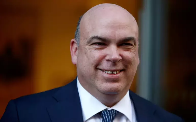 Veja quem são os herdeiros de Mike Lynch; magnata morreu em naufrágio de iate na Itália e deixa fortuna de R$ 3,5 bilhões