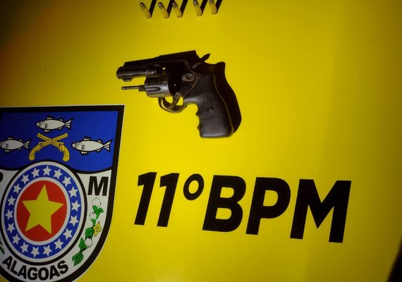 Polícia Militar apreende arma durante abordagem a veículo em Igreja Nova