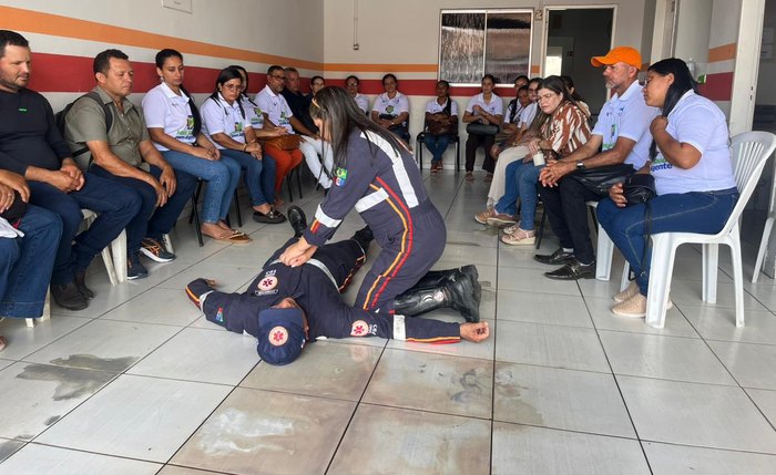 Durante o treinamento, os participantes aprenderam técnicas essenciais de reanimação cardiopulmonar (RCP)