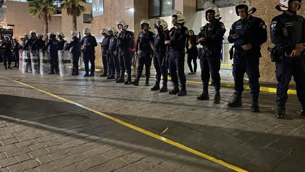 Tropa de choque da PM e grupo de elite da PF cercam hotel de Lula em Brasília