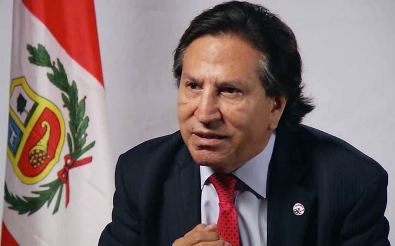 Ex-presidente Alejandro Toledo se entrega à Justiça dos EUA para ser extraditado