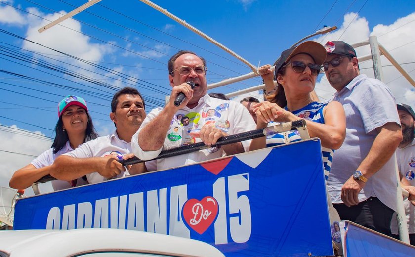 Casa a casa, prefeito Luciano recebe o carinho dos moradores de Bananeiras