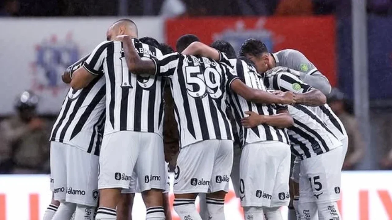 Momentos diferentes: em alta após a Copa, Botafogo enfrenta Fluminense pressionado