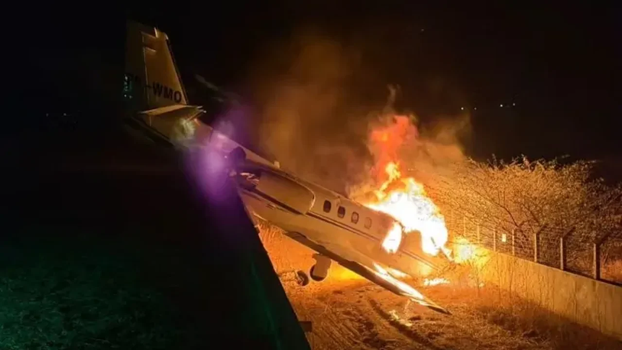 Avião com Rey Vaqueiro pega fogo após sair da pista no RN e tripulação escapa sem feridos
