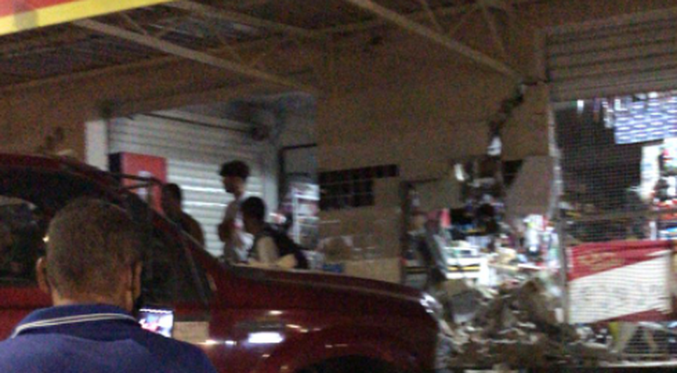 Caminhonete desgovernada invade mercearia na Zona Norte de Aracaju