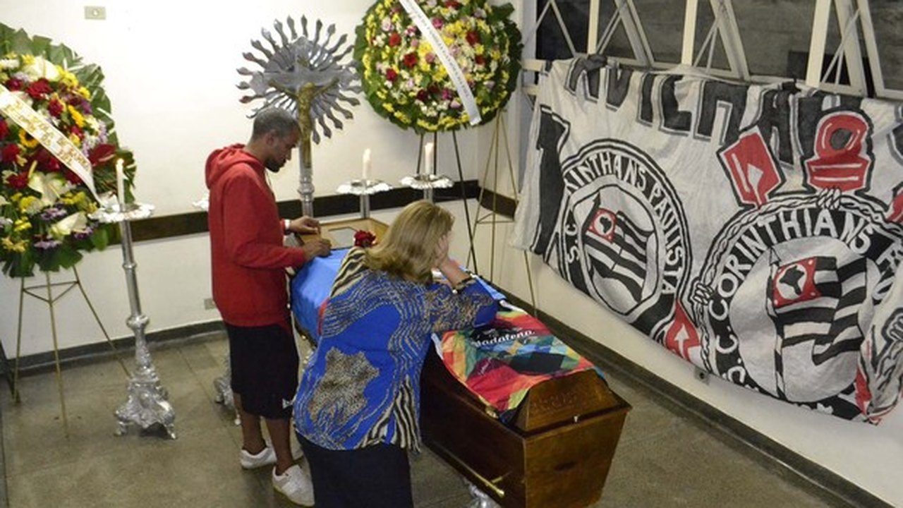 Enterrados corpos de seis vítimas da chacina do Corinthians