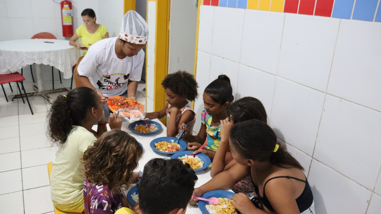 Mesa Brasil Sesc repassa doação de lagosta a instituições sociais alagoanas