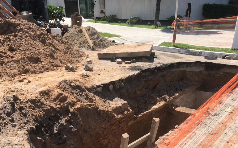 Secretaria inspeciona rede de drenagem na Ponta Verde