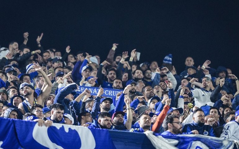 Cruzeirenses são flagrados rasgando notas e atirando em direção a torcedores do Boca Juniors 