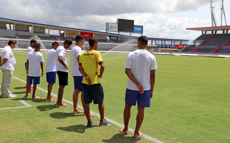 Socioeducandos conhecem a história do esporte alagoano em visita ao Estádio Rei Pelé