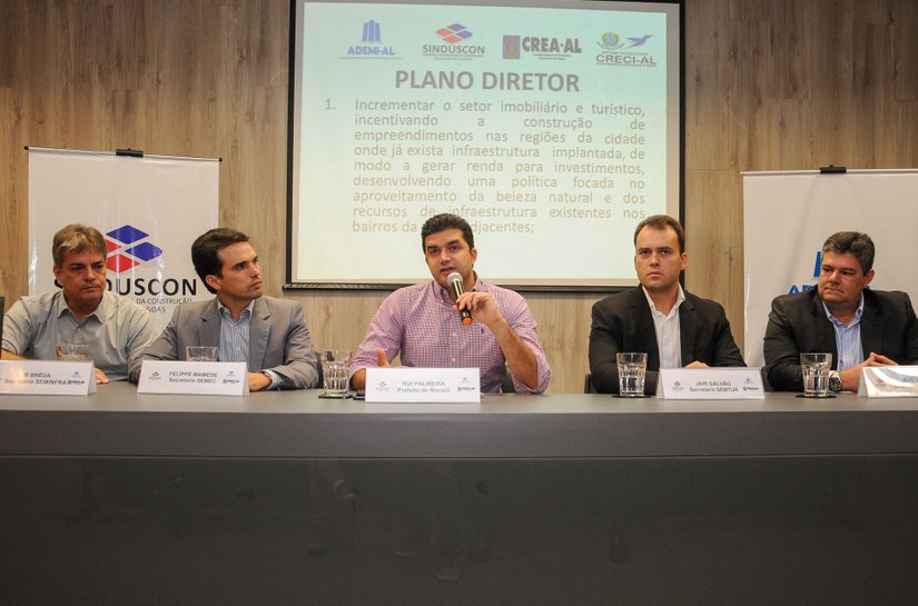 Prefeito Rui Palmeira discute o crescimento de Maceió no Sinduscon
