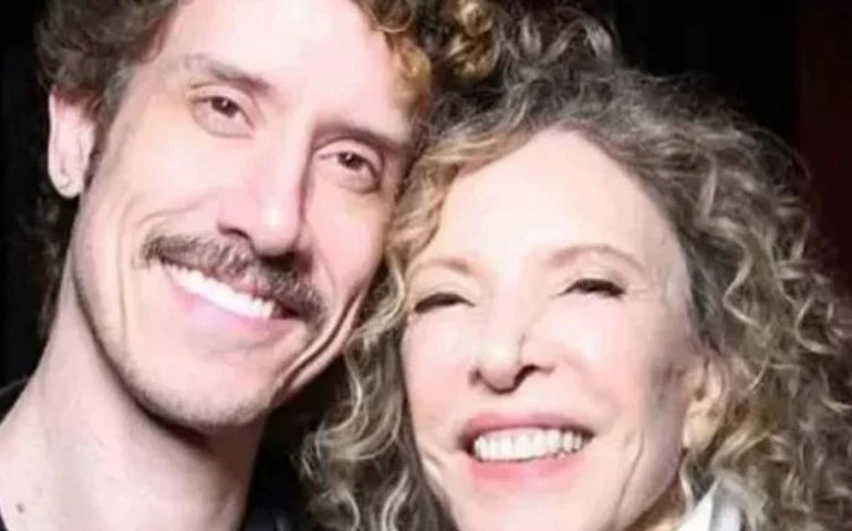 Marília Gabriela e filho prestigiam Reynaldo Gianecchini no teatro