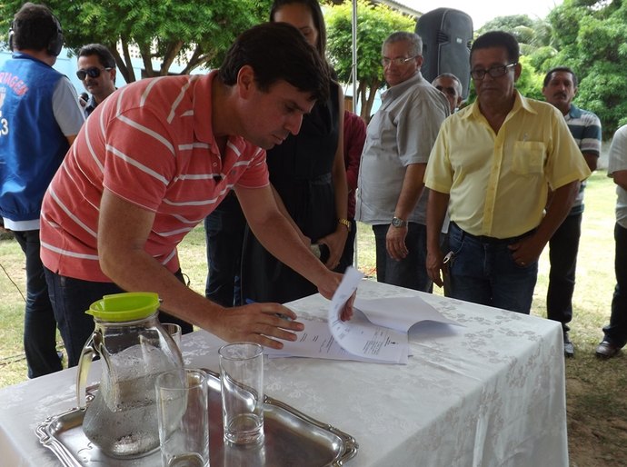 Marcius Beltrão assina ordem de serviço para pavimentação na ‘Vila Matias’