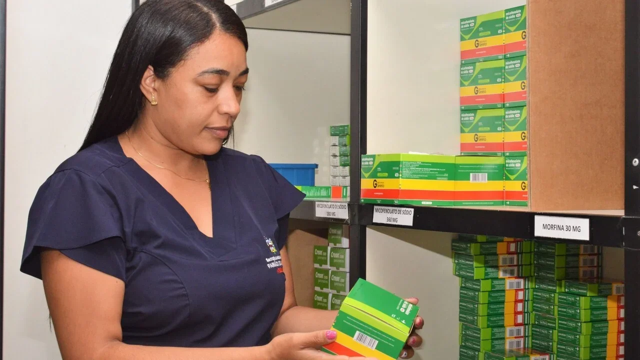 Sesau formaliza R$ 2,25 milhões em contratos para medicamentos e água