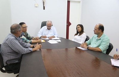 Rogério Teófilo sanciona leis que concedem reposição salarial a servidores de Arapiraca
