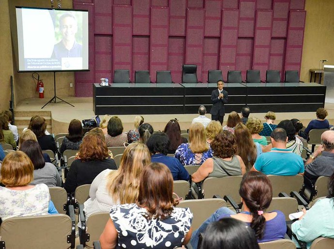 TCE/AL oferece palestra sobre laços de família aos seus servidores