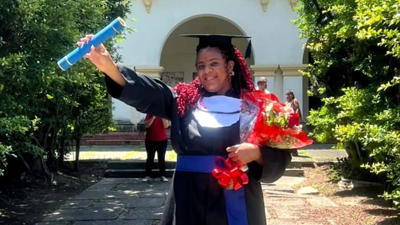 Mulher trans chega à universidade 25 anos após abandonar a escola