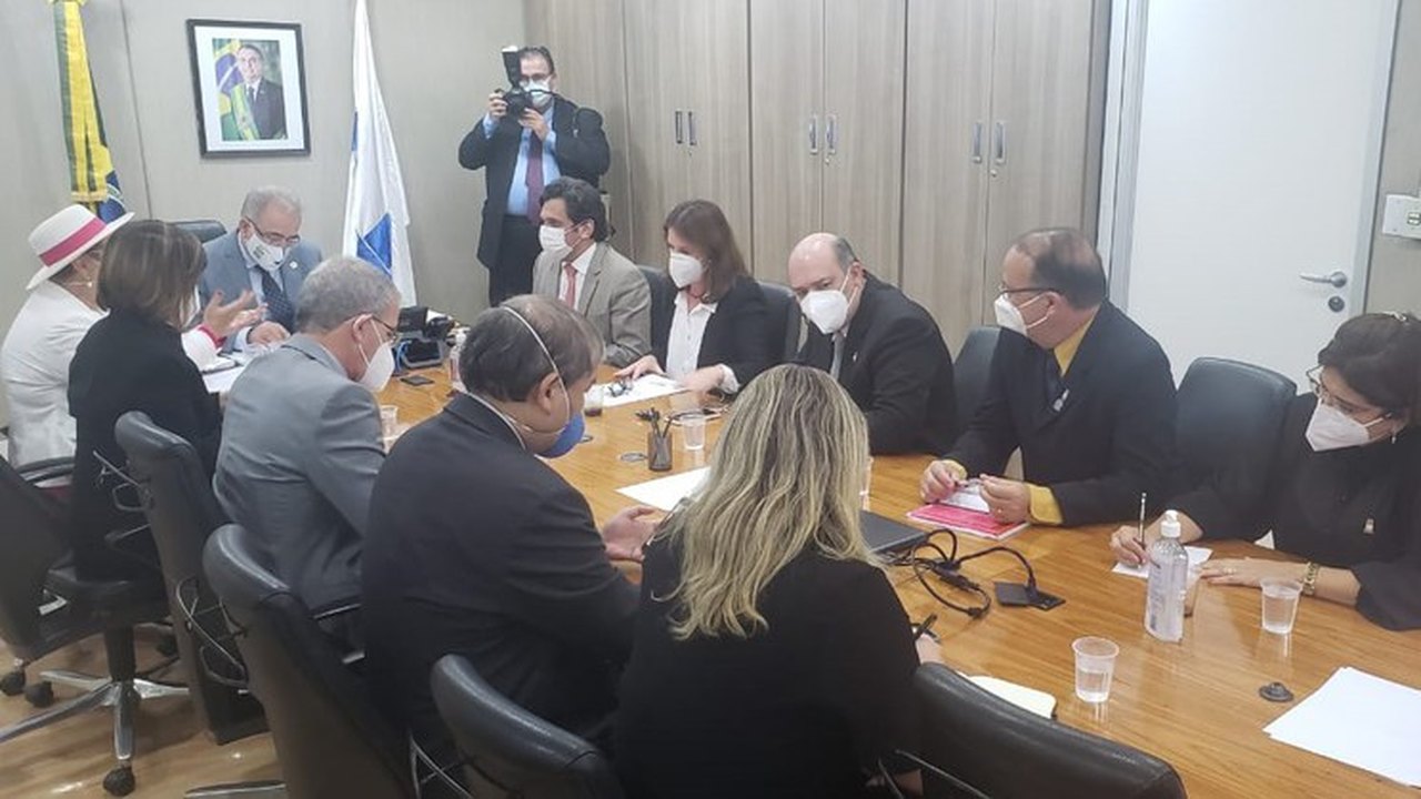 Ministro Queiroga vai enviar equipe para conhecer estrutura física do Hospital Universitário da Ufal