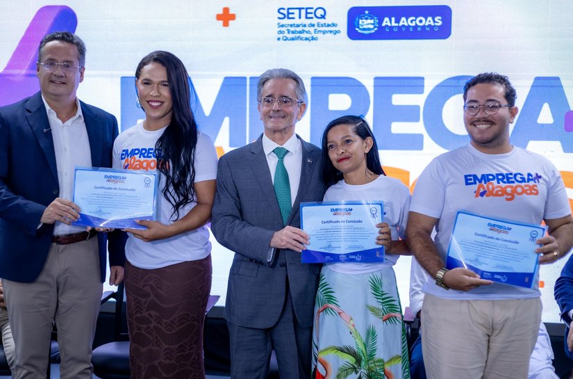 Governador em exercício Fábio Bittencourt entrega certificados do programa Emprega Mais Alagoas