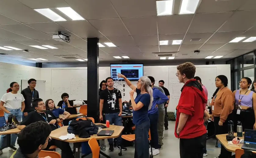 Brasileiros adultos com ensino superior completo chegam a 18,4%