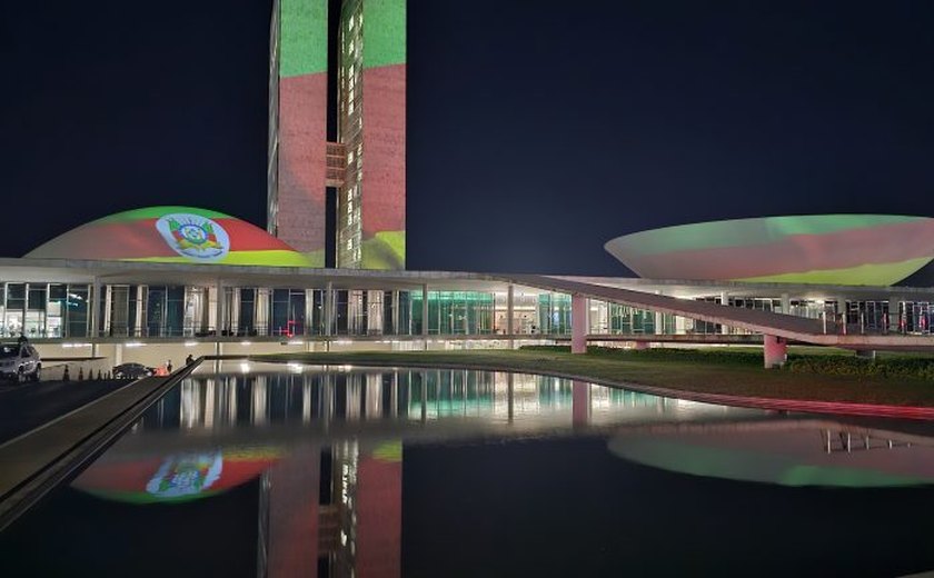 Congresso recebe projeção com as cores da bandeira do Rio Grande do Sul