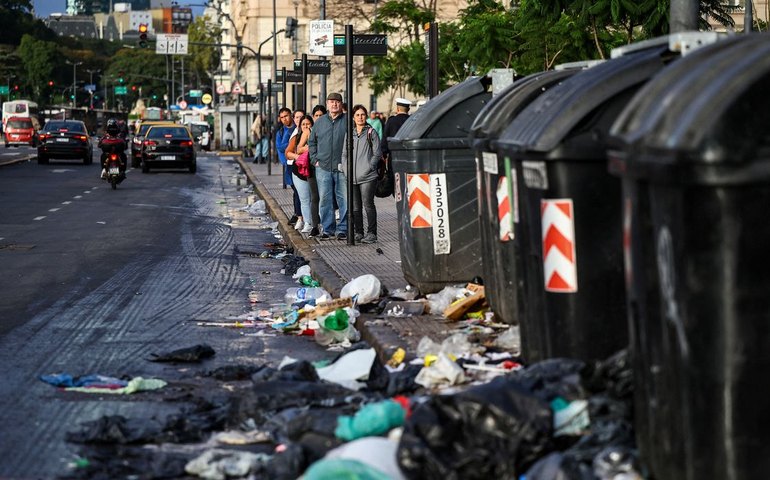 Argentina faz terceira greve geral contra ajuste fiscal de Milei