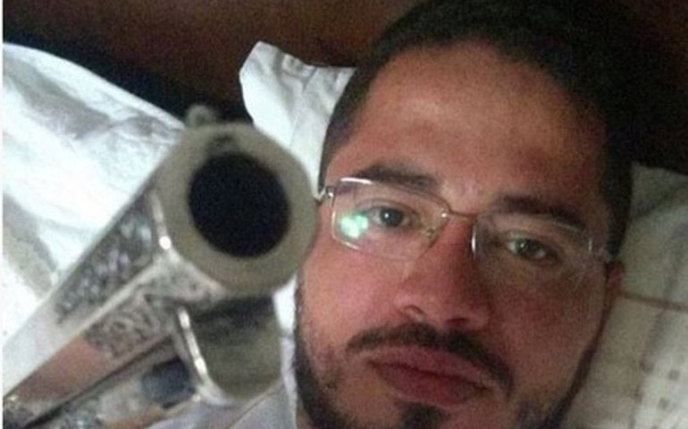 Padre de MT gera polêmica por postar foto com arma no WhatsApp