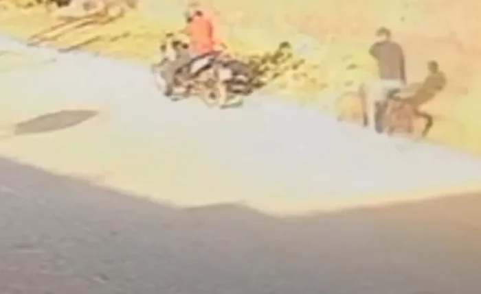 Câmeras de segurança flagraram o suspeito abandonando bicicleta e fugindo de moto