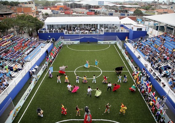 32 equipes de 25 países dão pontapé inicial no festival Football for Hope no Rio de Janeiro