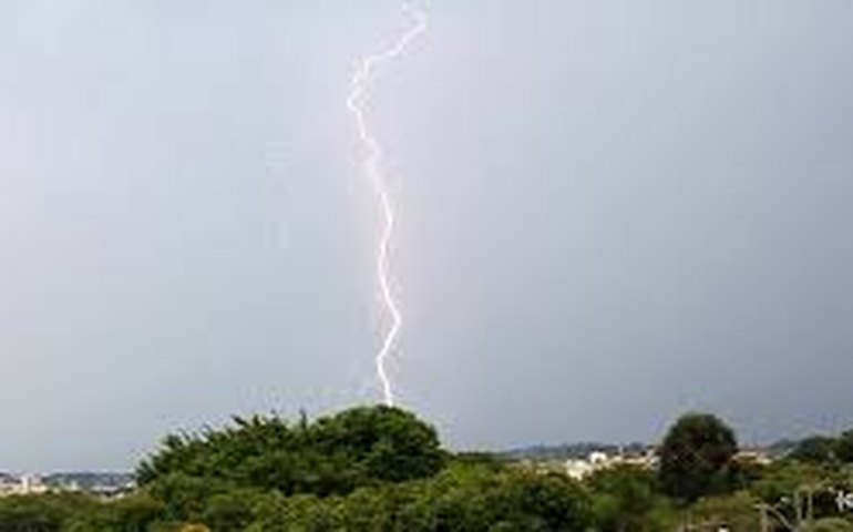 Homem é atingido por raio enquanto cozinhava perto da janela; entenda