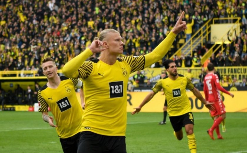 Dortmund vence Stuttgart, aproveita tropeço do Bayern e se aproxima da liderança