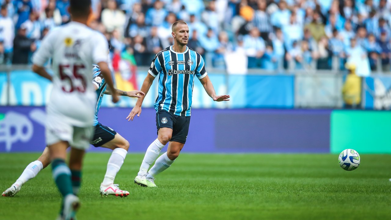 Grêmio vence Fluminense de virada em duelo direto da parte de cima da tabela