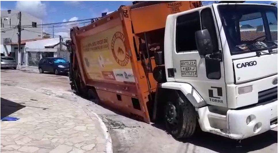 caminhão cai em buraco