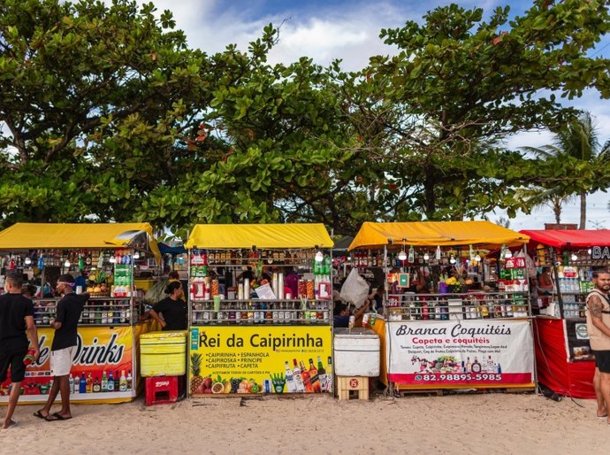 Prefeitura entrega alvarás para ambulantes do Massayó Verão