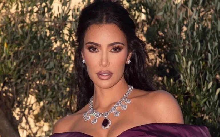 Kim Kardashian chora durante depoimento sobre roubo de joias: 'Achei que fosse morrer'