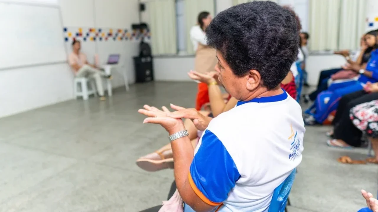 “Temos que nos cuidar”: aluna da EJAI de Maceió destaca importância de palestras do Outubro Rosa