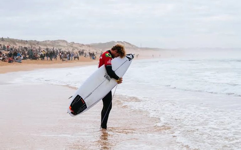 João Chianca supera Robinson e celebra 1º título no Circuito Mundial de Surfe