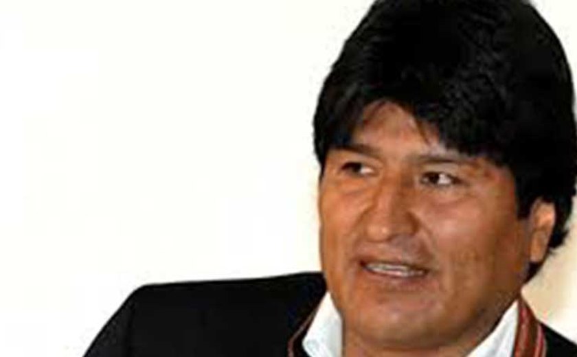 Em visita à Europa, Evo Morales conhece aeronaves da Força Aérea italiana