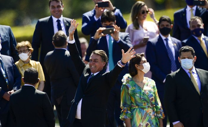 Bolsonaro acena para apoiadores Bolsonaro acena para apoiadores