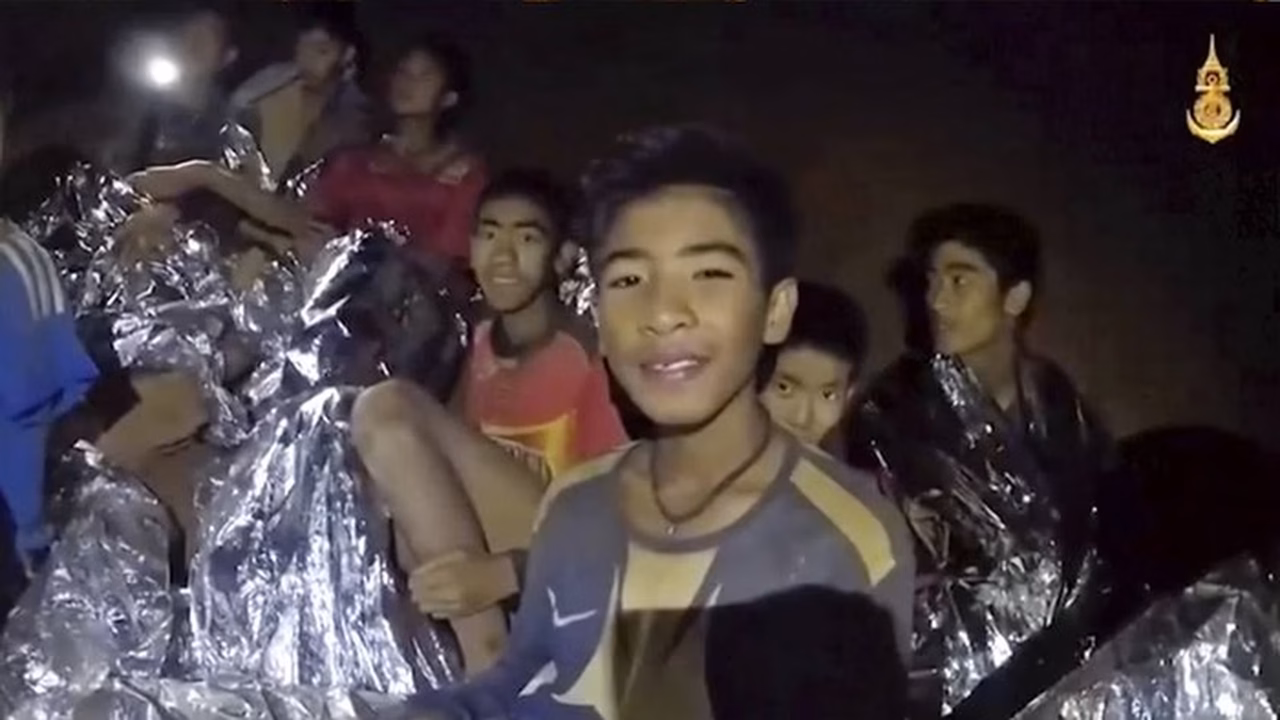 Técnico confinado com meninos em caverna na Tailândia fica preso em telhado após 'inundações repentinas'